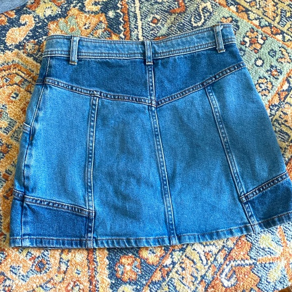 So branded jean skirt with buttons and pockets. Size 7. - Picture 4 of 4